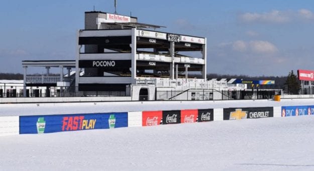 Visit El espectáculo de las pistas de la NASCAR bajo la nieve page