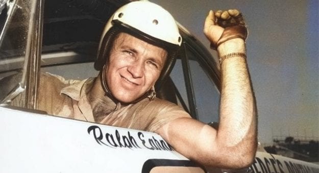 Visit Fotos de las leyendas de la NASCAR coloreadas con el look de hoy page
