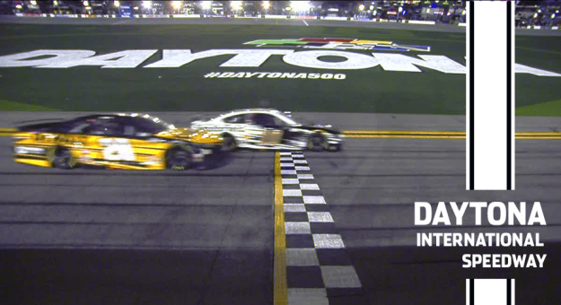 Visit Aric Almirola ganó el Bluegreen Vacations Duel No. 1 en Daytona page