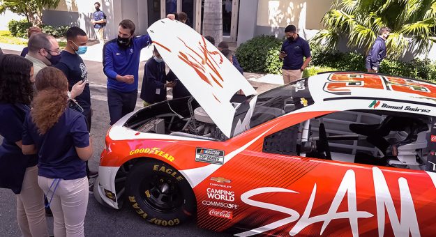 Visit Daniel Suárez y el Presidente de NASCAR visitaron escuela SLAM! de Pitbull en Miami page