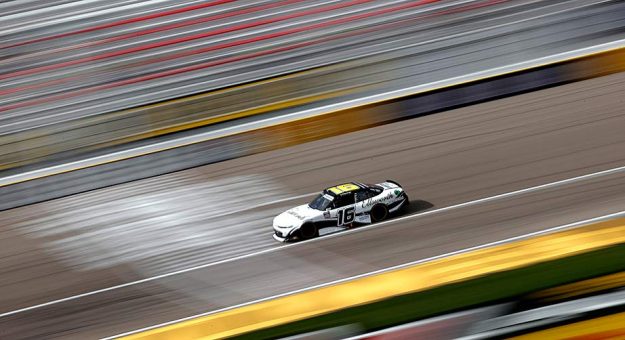 Visit AJ Allmendinger superó a Daniel Hemric para ganar en Las Vegas page