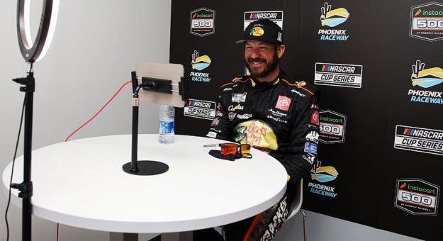 Visit Martin Truex Jr. competirá en la carrera de la Camping World Truck en la pista de tierra de Bristol page