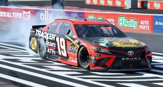 Recap: Truex wins at Phoenix as Kyle Busch struggles late