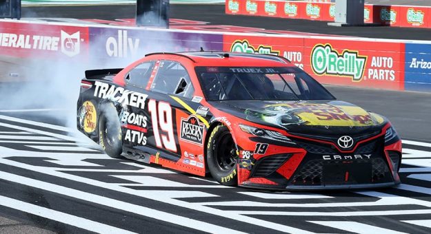 Visit La victoria de Martin Truex Jr. en Phoenix con miras a la Championship 4 en noviembre page