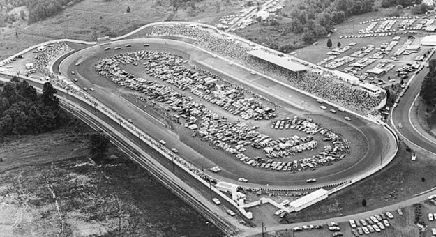 Visit Un vistazo al pasado de la NASCAR en pistas de tierra page