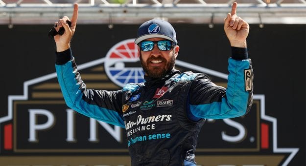 Visit Martin Truex Jr. ganó la Pinty’s Truck Race on Dirt de la Truck Series 2021 page