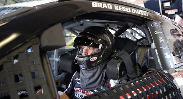 Visit Brad Keselowski ganó la Pole Position para la carrera en el Kansas Speedway page