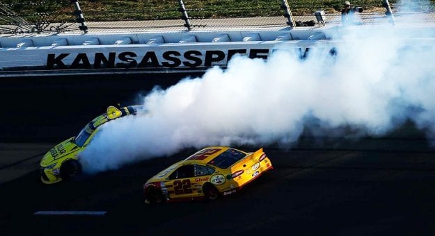 Visit Momentos memorables de la NASCAR Cup Series en la historia del Kansas Speedway page