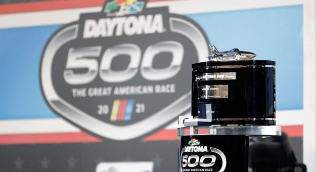 Visit NASCAR apoya campaña pro vacunas con sorteo para la Daytona 500 2022 page