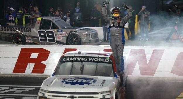 Visit Sheldon Creed ganó la LiftKits4Less.com 200 de la Truck Series 2021 en Darlington page