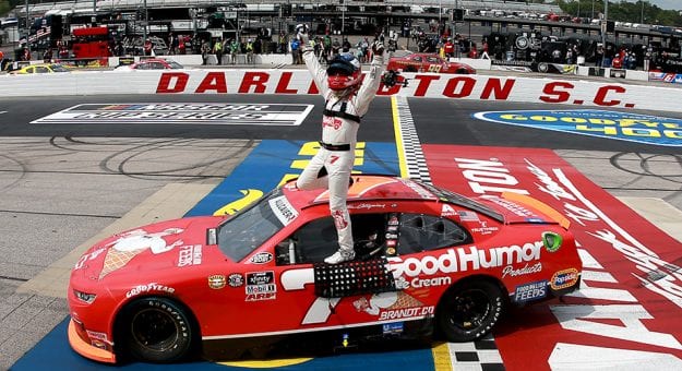 Visit Justin Allgaier ganó la Steakhouse Elite 200 de la Xfinity Series en Darlington page