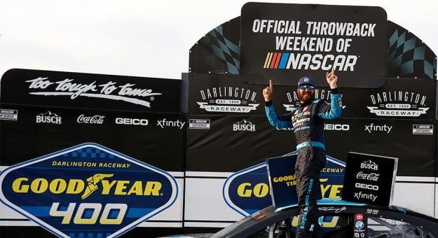 Visit Martin Truex Jr. ganó la Goodyear 400 en el Darlington Raceway con dominio total page