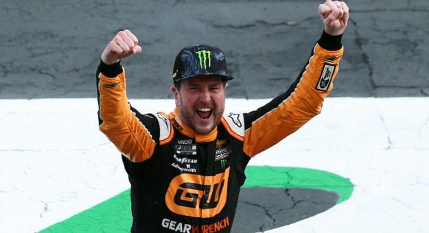 Visit Kurt Busch ganó la Quaker State 400 y el duele con su hermano Kyle Busch en Atlanta page