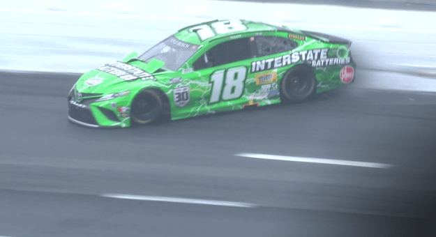 Visit Kyle Busch se estrelló bajó la lluvia y quedó fuera de la carrera en New Hampshire page