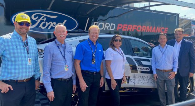Visit NASCAR Foundation presentó el premio de su campaña de recaudación de fondos page