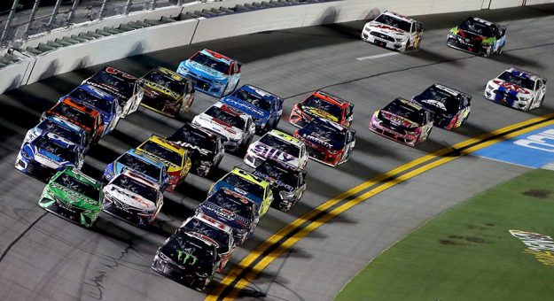 Visit Guía para las carreras NASCAR 2021 en el Daytona International Speedway page
