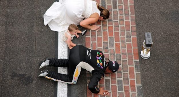 Visit Los besos de la victoria en el Indianapolis Motor Speedway page
