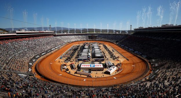 Visit Guía para las carreras primavera NASCAR 2022 en el Bristol Motor Speedway page