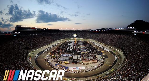 Visit Guía para el triplete de carreras NASCAR 2021 en el  Bristol Motor Speedway page