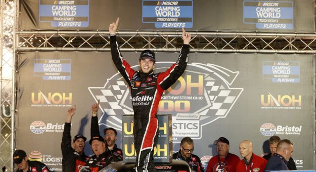 Visit Chandler Smith ganó su 1ra. carrera de la Truck Series y avanzó a los Playoffs 2021 page