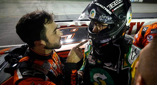 Visit Chase Elliott vs. Kevin Harvick tras la carrera de Playoffs 2021 en Bristol page