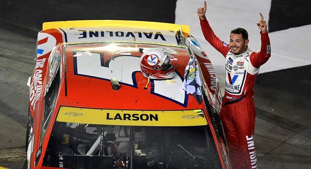 Visit Kyle Larson ganó la Bass Pro Shops Night Race de los Playoffs Cup Series 2021 en Bristol page