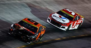 Larson vs. Elliott: Late restart battles among teammates at Bristol