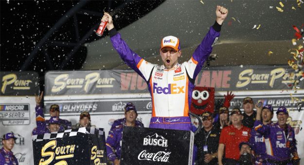 Visit Denny Hamlin ganó la South Point 400 en Las Vegas y avanzó a la Ronda de los 8 page