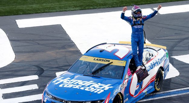 Visit Kyle Larson ganó la Bank of America ROVAL 400 de los Playoffs Cup Series 2021 en Charlotte page