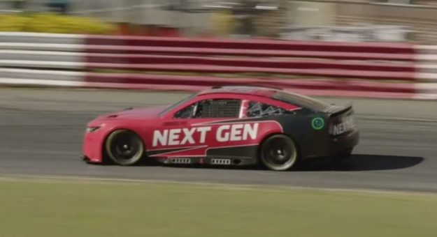 Visit Dale Earnhardt Jr. y Clint Bowyer probaron el Next Gen Car en el Bowman Gray Stadium page