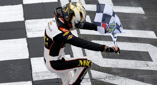 Visit Zane Smith gano la United Rentals 200 y avanzó a la Championship 4 de la Truck Series 2021 page