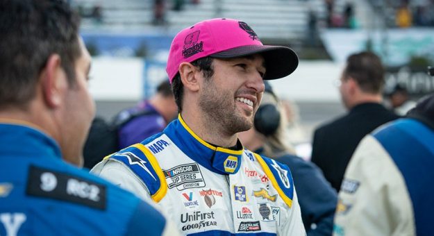 Visit Chase Elliott llegará a Phoenix a defender su título de campeón de la Cup Series page
