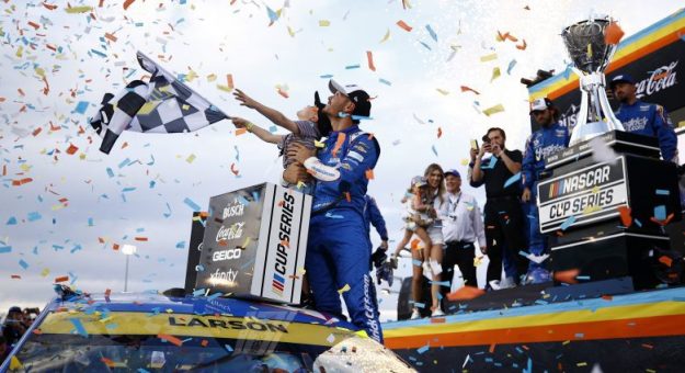 Visit La celebración de los campeones NASCAR 2021 en el Phoenix Raceway page