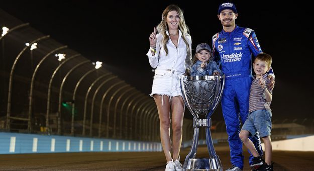 Visit Los campeones NASCAR 2021 con sus trofeos en el Phoenix Raceway page