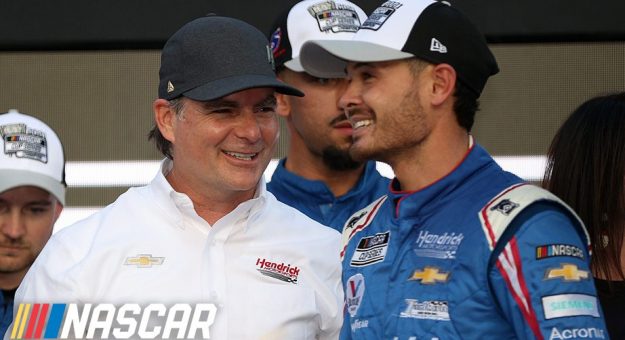 Visit Jeff Gordon celebró el título de Kyle Larson en la Cup Series 2021 page