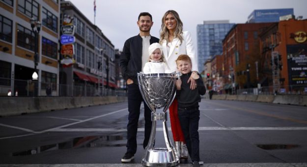 Visit Los campeones de la NASCAR 2021 con sus trofeos en Nashville page