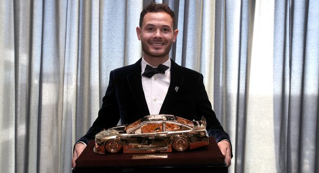 Visit NASCAR Champion´s Week 2021: Kyle Larson recibió el Goodyear Gold Car page