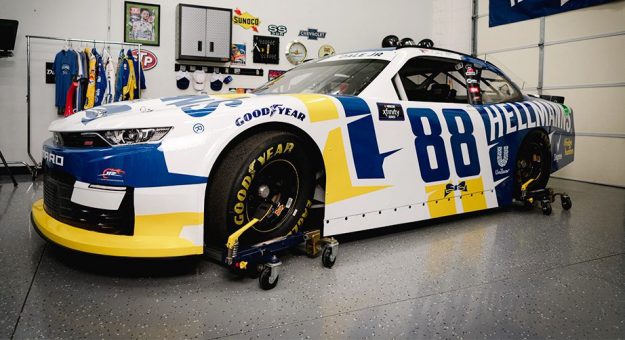 Visit Dale Earnhardt Jr. presentó el Chevrolet No. 88 de JR Motorsports para Martinsville page