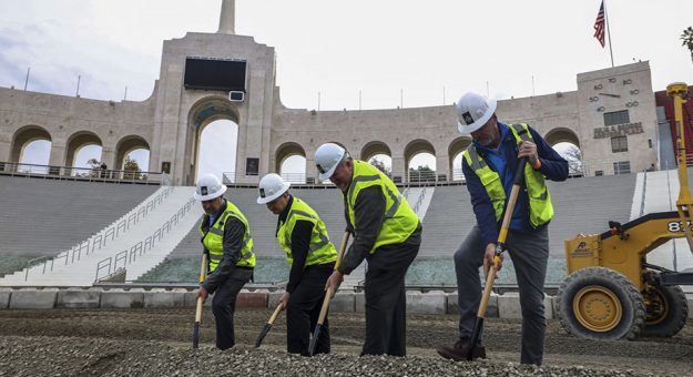 Visit Arrancó la transformación del LA Coliseum para la Busch Light Clash 2022 page