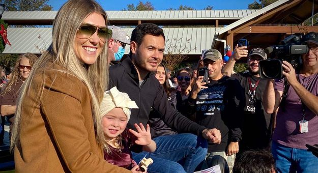 Visit Bienvenida de héroe para el campeón Kyle Larson en Elk Grove, California page