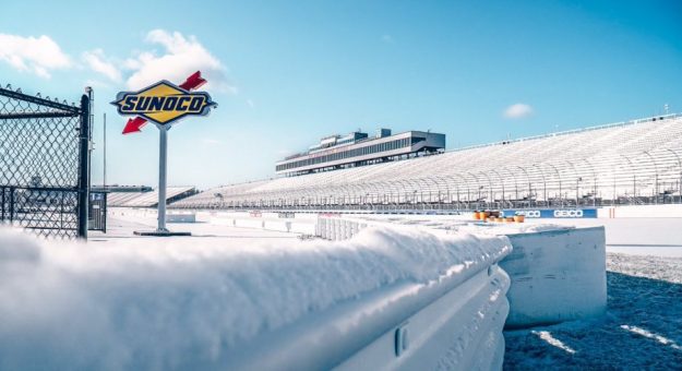 Visit El espectáculo de las pistas de la NASCAR bajo la nieve page