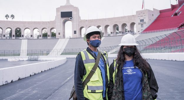 Visit Boys & Girls Clubs de Carson visitaron la pista del L.A. Coliseum antes de The Clash page