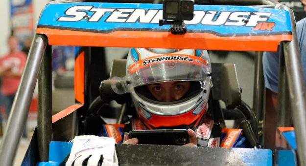 Visit Las Mejores Fotos de los Pilotos de la NASCAR en el Chili Bowl Nationals 2022 page