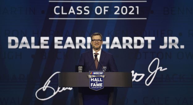 Visit Earnhardt Jr., Farmer, Stefanik ingresaron al Salón de la Fama de la NASCAR page
