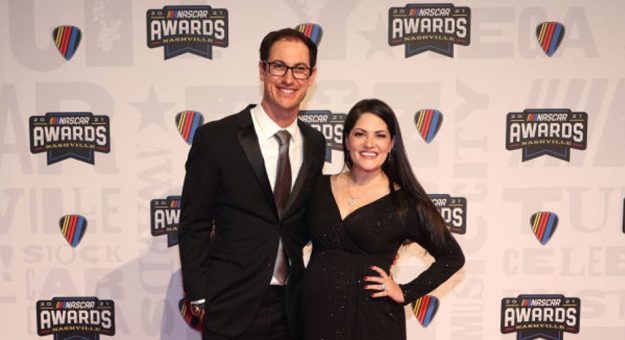 Visit Joey Logano y su esposa Brittany le dieron la bienvenida a Emilia a la familia page