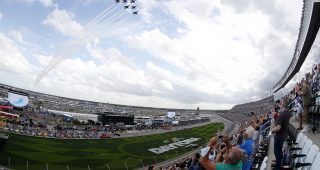 Visit Predicciones para la temporada 2022 por los expertos de NASCAR.com page