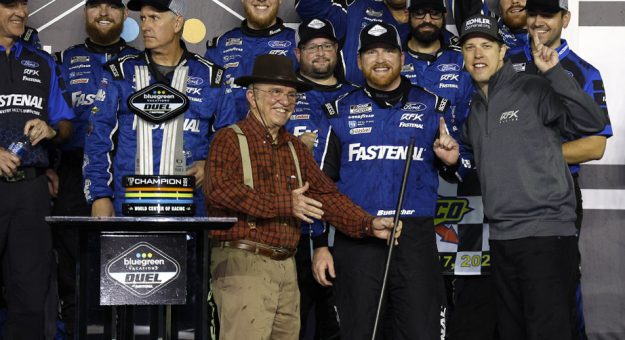 Visit Chris Buescher y Brad Keselowski ganaron los Bluegreen Vacations Duels 2022 page