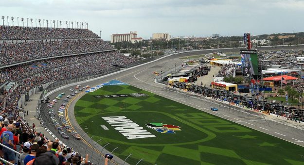 Visit Guía para las carreras NASCAR 2022 en el Daytona International Speedway page