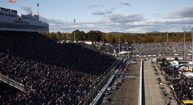 Visit Denny Hamlin encabeza a la NASCAR Cup Series en Martinsville page