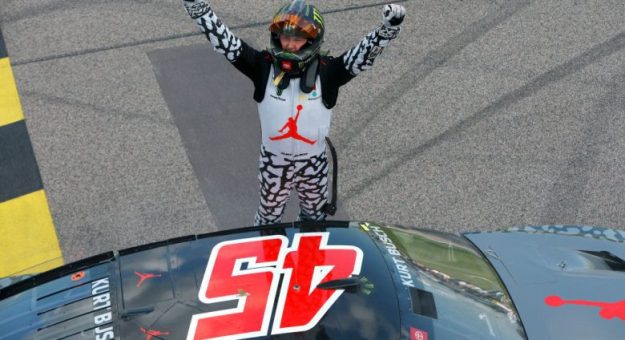 Visit Las Mejores Fotos del Fin de Semana NASCAR 2022 en el Kansas Speedway page